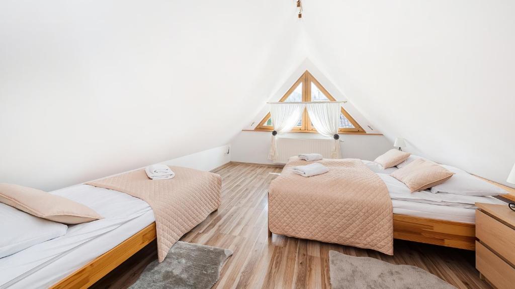 Postel nebo postele na pokoji v ubytování Apartamenty Sun & Snow Pardałówka