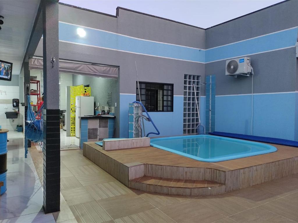 een grote badkamer met een bad in de kamer bij Hostel Quintal de Casa in Foz do Iguaçu