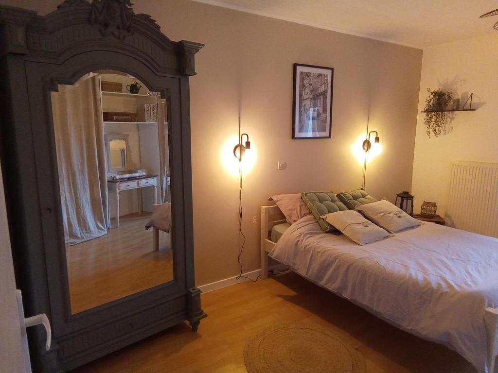 Blye的住宿－Le Ronsard，一间卧室配有一张床和一面大镜子