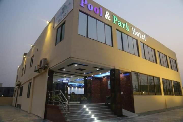 POOL & PARK RESORTS - Housity