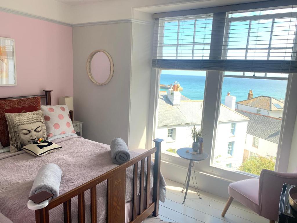 Postel nebo postele na pokoji v ubytování Seaforth St Ives