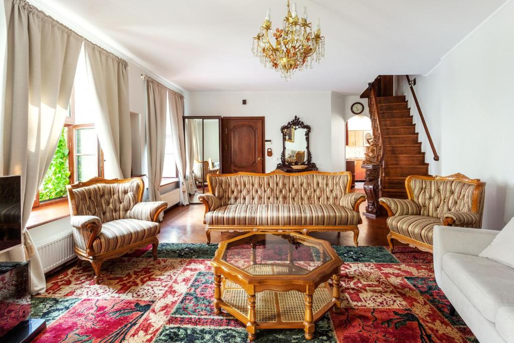 soggiorno con divani e tavolino da caffè di Classic Old Town Apartment next to the Gates of Dawn a Vilnius