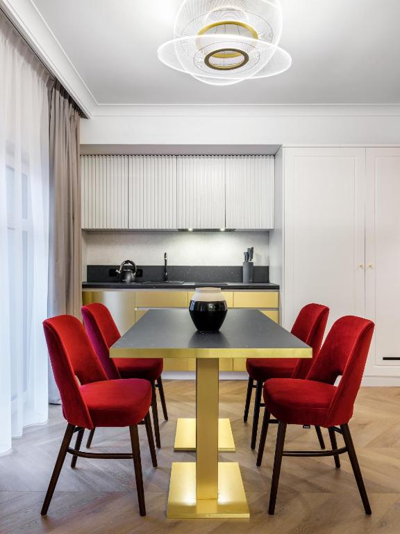 Golden Queen Deluxe Jacuzzi Apartments - Old Town - Resim 20