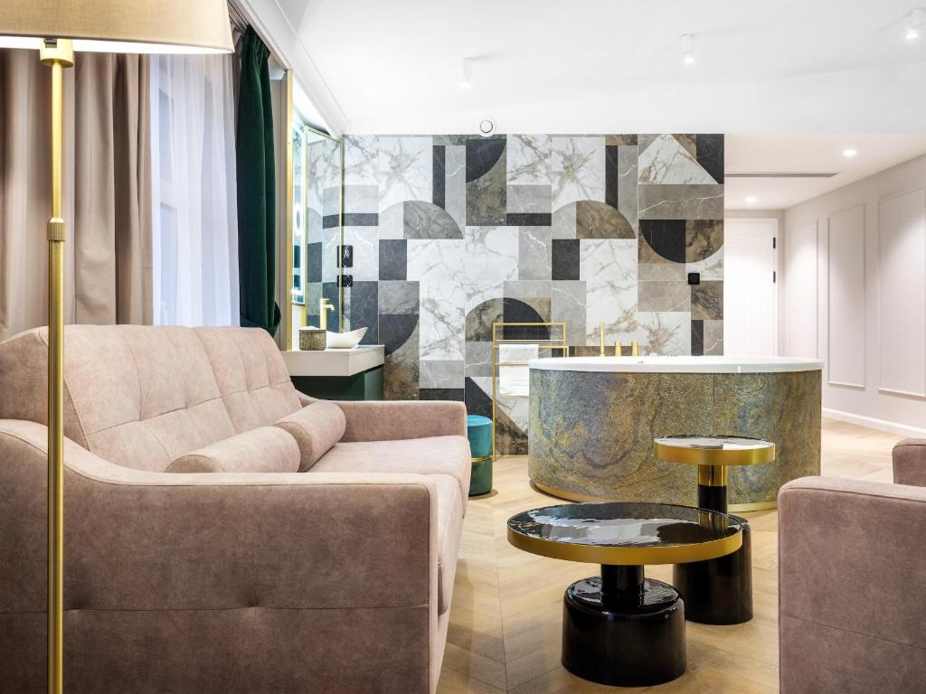 Golden Queen Deluxe Jacuzzi Apartments - Old Town - Resim 14