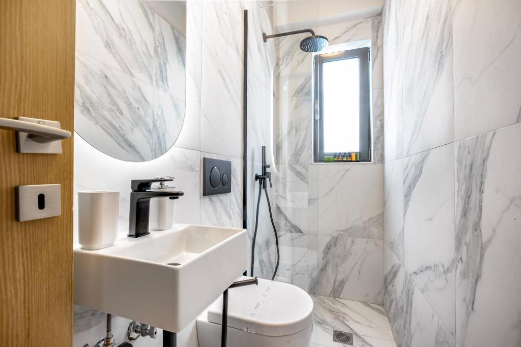 Kúpeľňa v ubytovaní Elaia Luxury Condo Glyfada