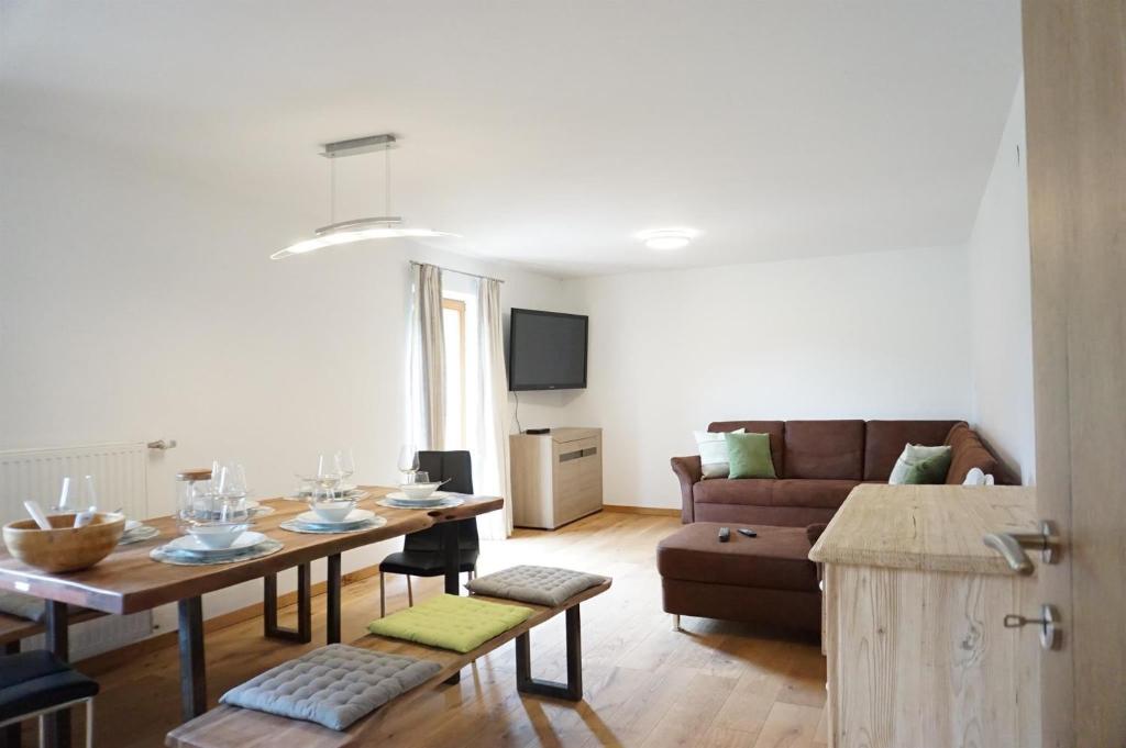 TV a/nebo společenská místnost v ubytování Ferienwohnung Litzlhof