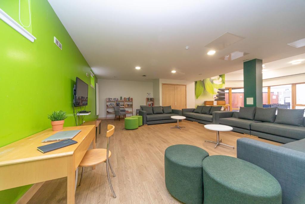 JOIVY Affordable 3,4,5 and 12 bed private flats next to Royal Mile