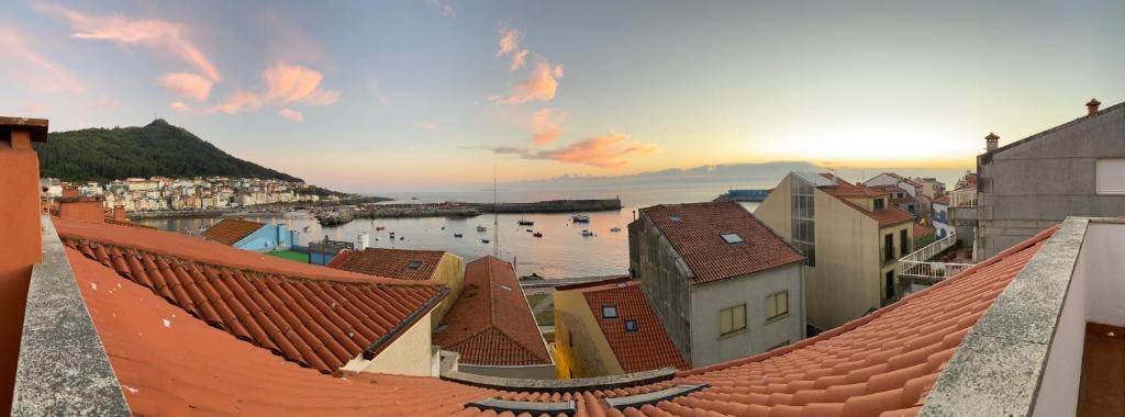 - une vue sur une ville avec des bateaux dans l'eau dans l'établissement Apartamento Duplex O capitán, à A Guarda
