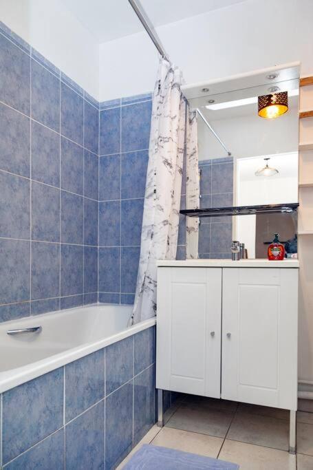 a bathroom with a tub and a sink and a shower at Appartement cosy à 10 min de Disneyland Paris ! in Montévrain