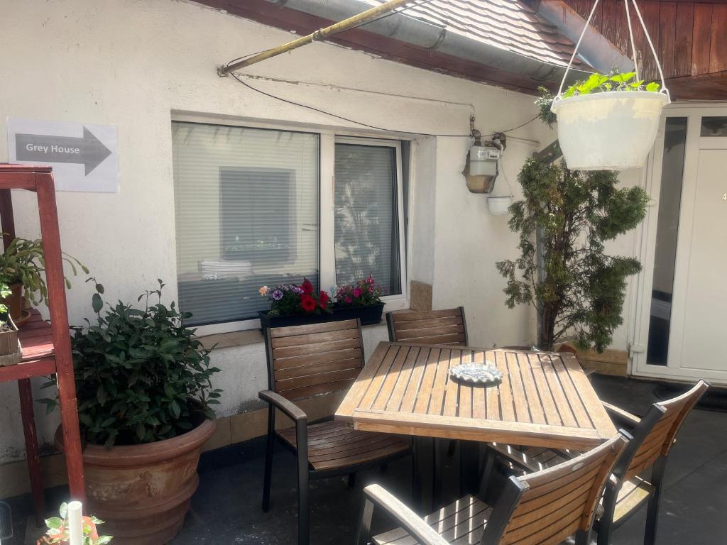 un tavolo e sedie su un patio con piante di Grey House a Braşov