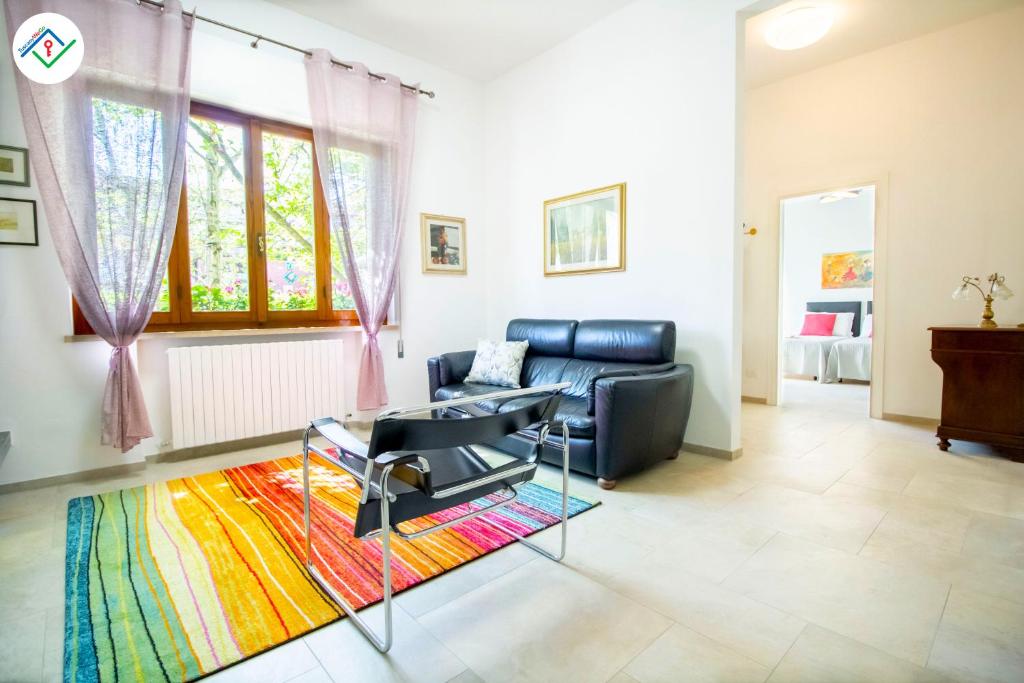 米利亞里諾的住宿－A Casa Di Rosa，客厅配有沙发和桌子