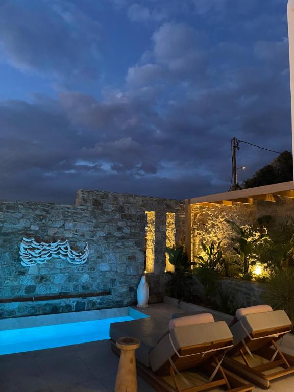 eine Villa mit einem Pool in der Nacht in der Unterkunft Brilliance of Mykonos in Glastros