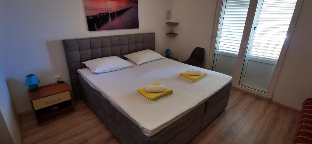 Postel nebo postele na pokoji v ubytování Apartments Marin, Kolan, Mandre, Pag