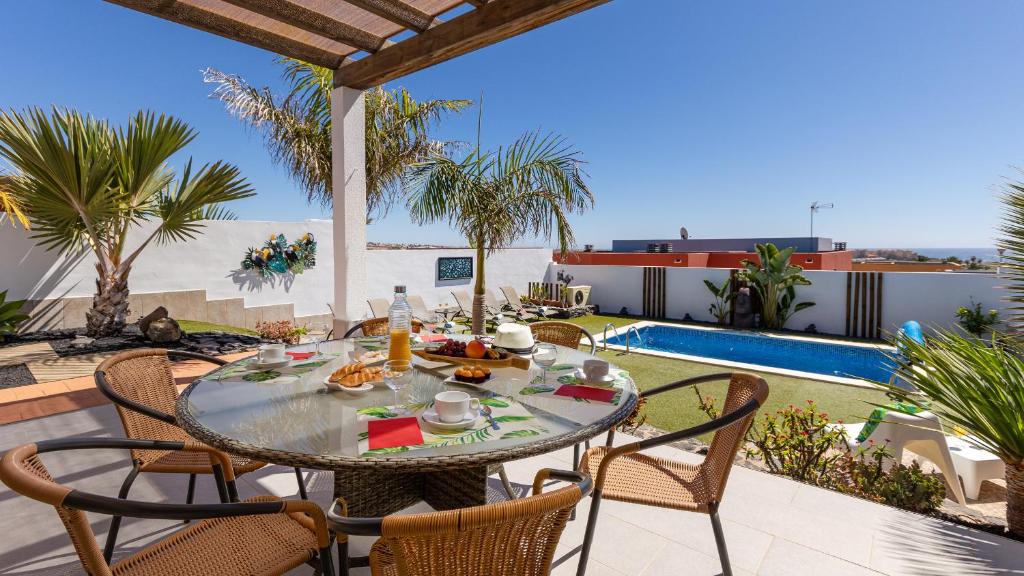 The swimming pool at or close to Villa Del Corazon Salinas Golf