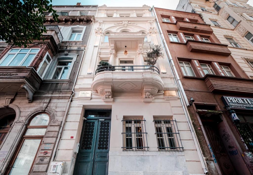 un edificio con una puerta verde y un balcón en Homie Suites - Turna Residences in Cihangir, en Estambul