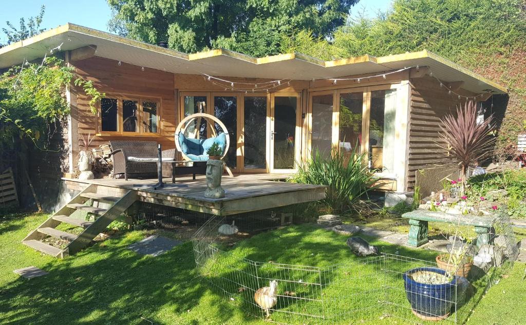 una veranda schermata di una casa con polli nel cortile di The Base Vegan Retreat Animal Sanctuary a Bristol