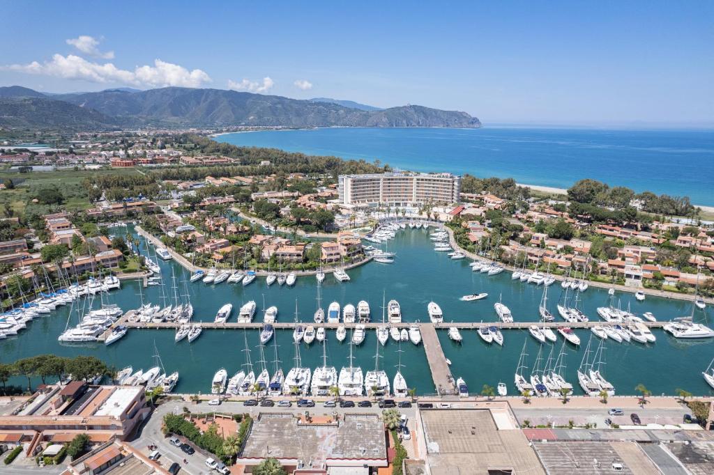 una vista aerea di un porto turistico con barche in acqua di Casa MarAliS - Beta HolidayLAB a Furnari