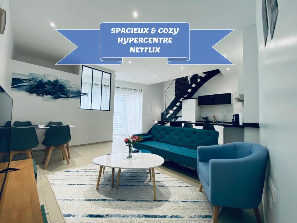un salon avec un canapé bleu et une table dans l'établissement Maison Hypercentre - Duplex - Cozy houses, à Reims