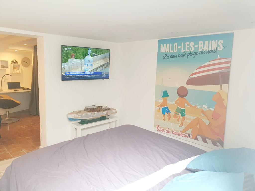 Televízia a/alebo spoločenská miestnosť v ubytovaní L' escale du bord de mer