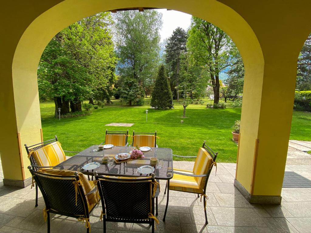 A garden outside Archi SP Arkaden-Villa