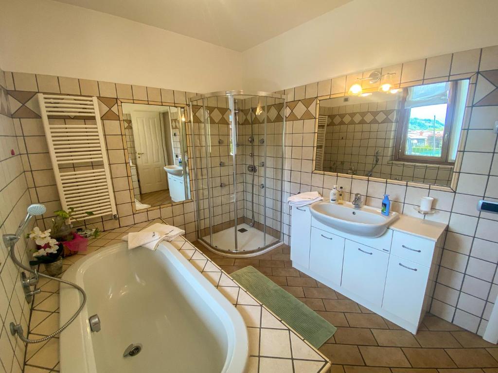 A bathroom at Archi SP Arkaden-Villa