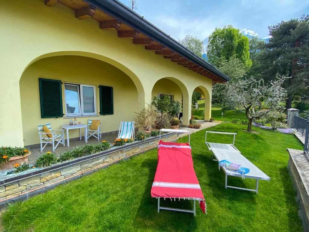 A garden outside Archi SP Arkaden-Villa