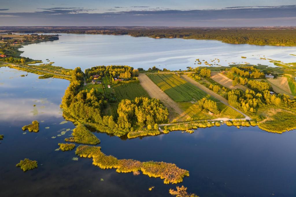 eine Luftansicht einer Insel im Wasser in der Unterkunft Hytte Na Wyspie -,,Roztoczańskie Morze'' in Kulików