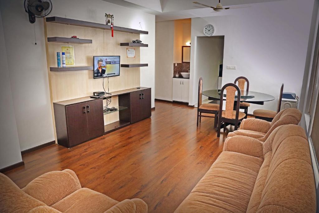 特里凡得琅的住宿－AASTHA，客厅配有沙发和桌子