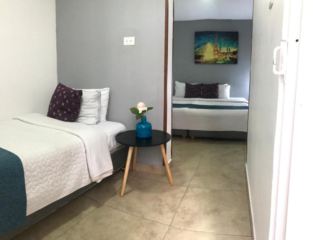 Postel nebo postele na pokoji v ubytování Hotel Maceo 55 - Colonial Inn