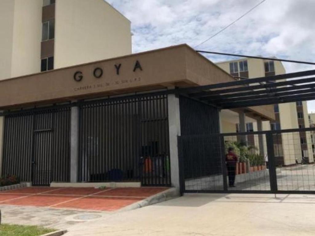 a man standing in front of a building with a gate at Hermoso Apartamento en Neiva in Neiva