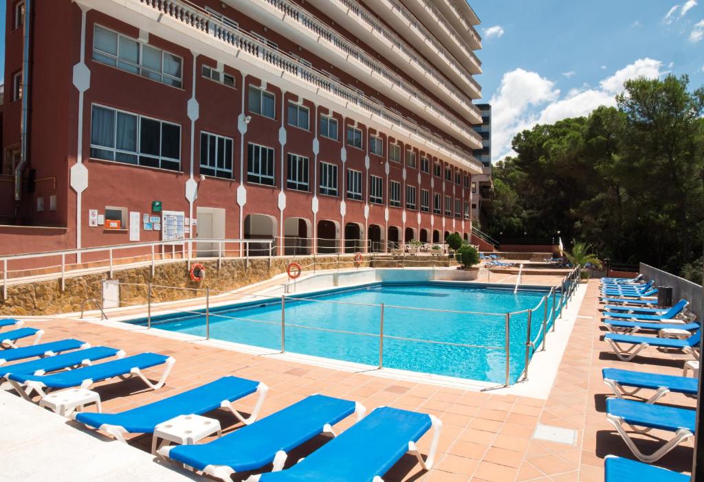 Bazén v ubytování Seramar Hotel Luna Park Adults Only nebo v jeho okolí