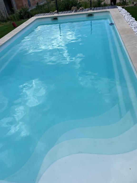 Bazén v ubytování La villa Casa Vaunage nebo v jeho okolí