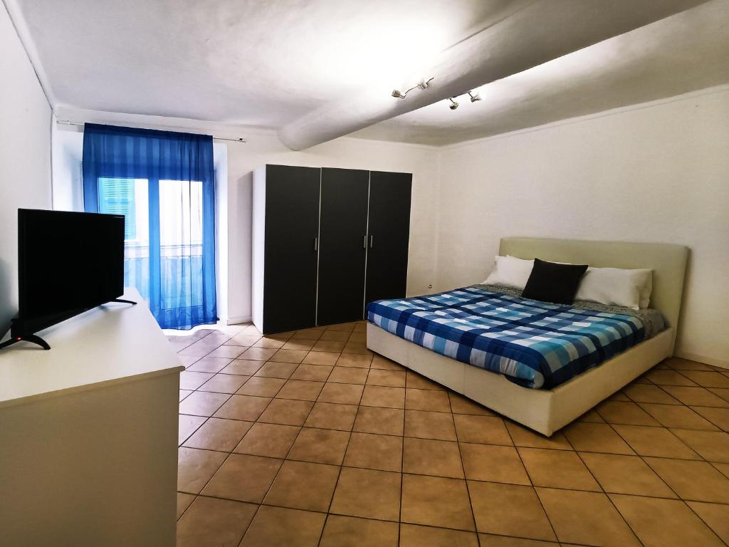 1 dormitorio con 1 cama y TV de pantalla plana en Daste 36, en Génova
