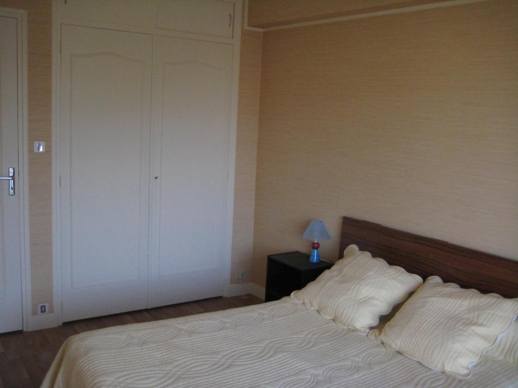 Tempat tidur dalam kamar di Appartement Les Sables-d&#39;Olonne, 2 pi&egrave;ces, 5 personnes - FR-1-331-100