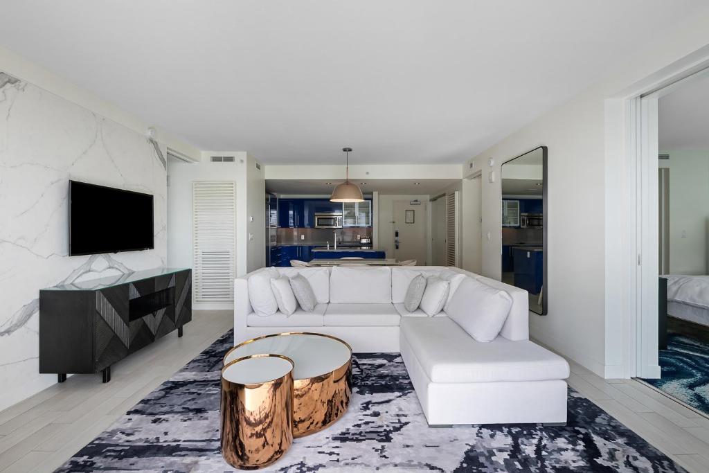 Televisyen dan/atau pusat hiburan di The W Hotel Beachfront Condo Oasis