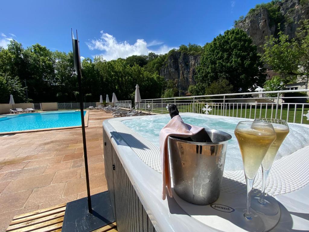 Bazén v ubytování Logis Hôtels - Hôtel Restaurant Domaine Les Falaises nebo v jeho okolí