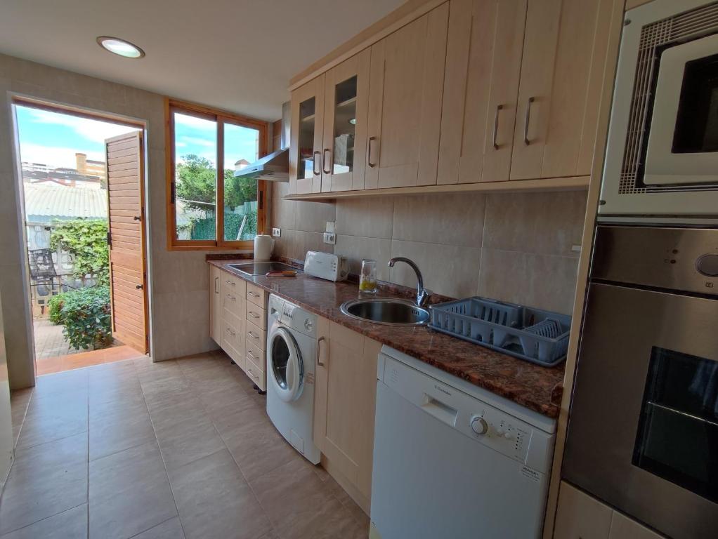 Kuchyň nebo kuchyňský kout v ubytování APCOSTAS Villa Ibiza - Oropesa