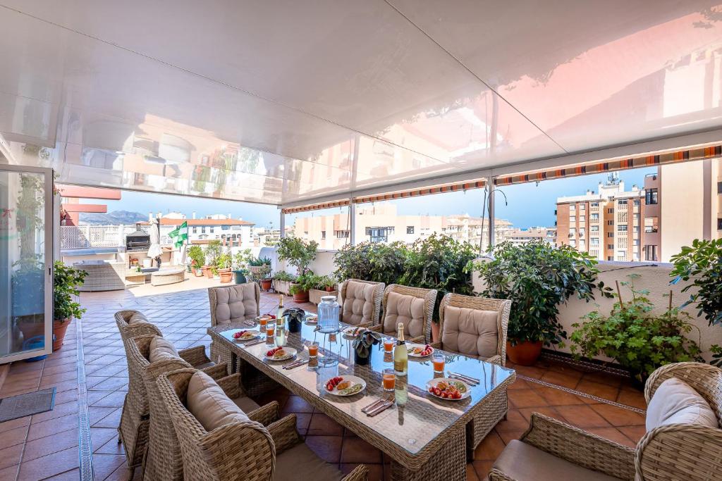 Un patio con una mesa y sillas en un balcón. en 797 HOLIDAY RENTALS - Atico duplex en Fuengirola con espectacular terraza, en Santa Fe de los Boliches