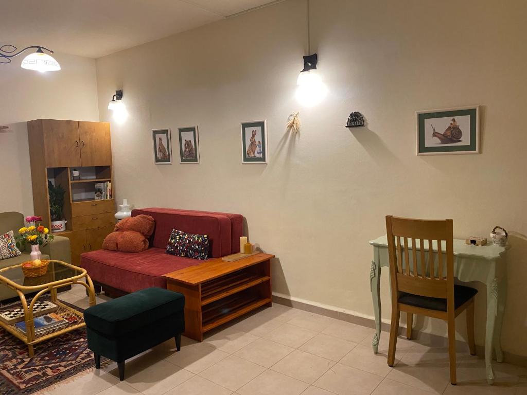een woonkamer met een bank en een tafel bij O&B Hospitality - אירוח אלף בית in Dafna