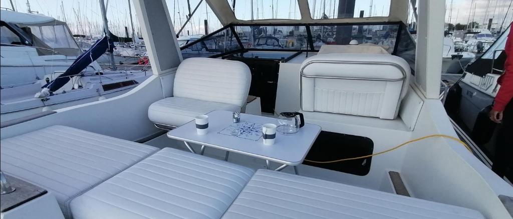 Zdjęcie z galerii obiektu Séjour insolite sur un yacht. Bateau Hôtel à quai. w La Rochelle