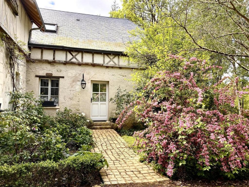 Souvigny-de-TouraineにあるGîte Souvigny-de-Touraine, 3 pièces, 4 personnes - FR-1-381-470の白い扉と花の石造りの家