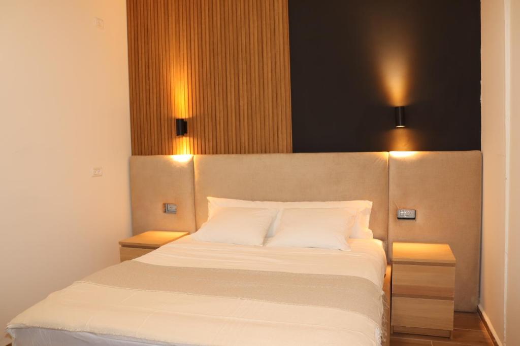 sypialnia z dużym białym łóżkiem z 2 światłami w obiekcie Har-Adir B&B w mieście Ḥurfeish