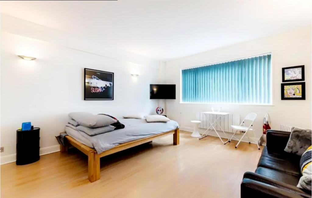 una camera con letto e divano di Central London apartment a Londra