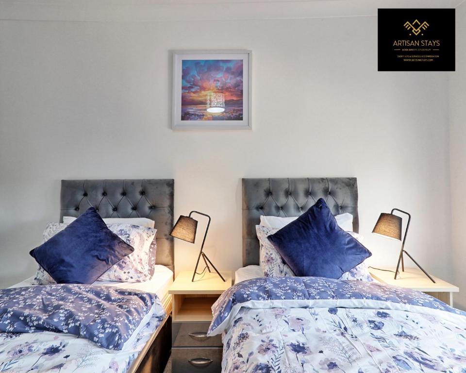 En eller flere senge i et værelse på Deluxe Apartment in Southend-On-Sea by Artisan Stays I Free Parking I Contractors & Families I Sleeps 5