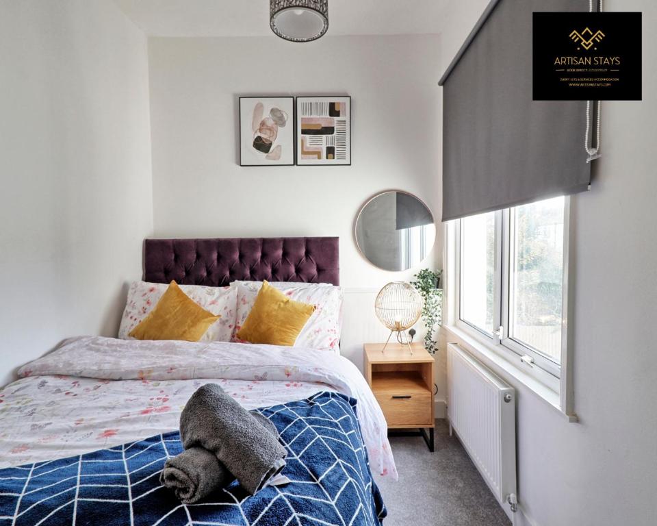 - une chambre avec un lit avec un chien dans l'établissement Deluxe Apartment in Southend-On-Sea by Artisan Stays I Free Parking I Weekly or Monthly Stay Offer I Sleeps 5, à Southend-on-Sea
