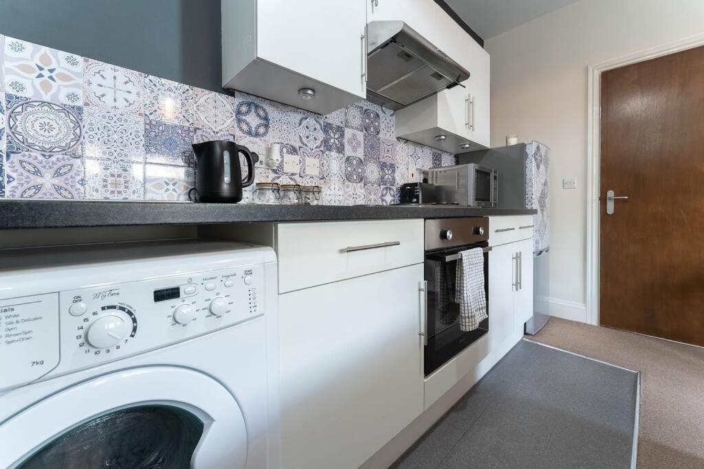 Fotografie z fotogalerie ubytování Brighton Cosy 2 Bedroom Apartment with Patio Garden v destinaci Brighton & Hove