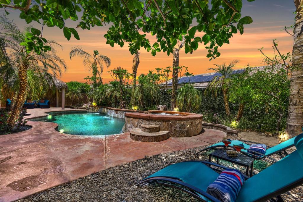 une cour avec une piscine et un foyer extérieur dans l'établissement Paradise private resort with waterfall pool, à Coachella