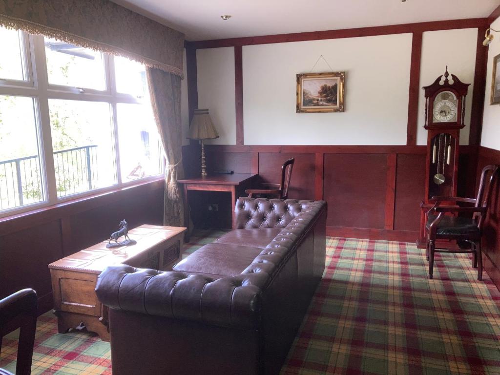 Un lugar para sentarse en Glenorchy Lodge-Rooms Only