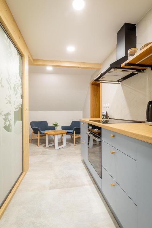 eine offene Küche mit einem Esszimmer im Hintergrund in der Unterkunft Apartmány U 3 Zbujů in Malenovice