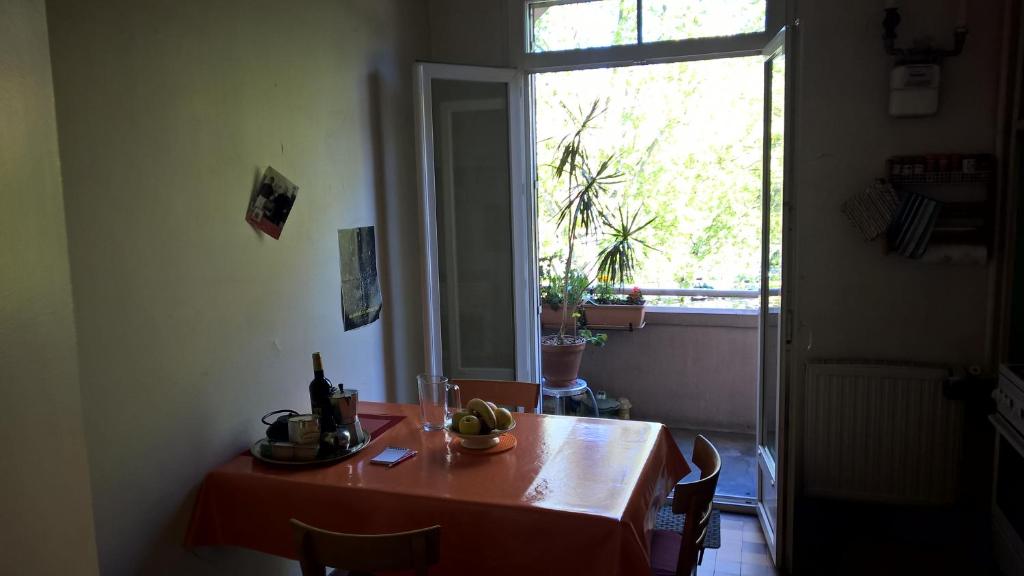 a room with a table and a large window at Appartement Matabiau in Toulouse